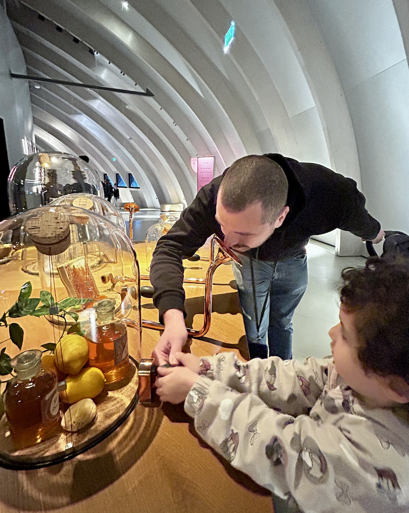papà e bambina alla Cité du vin