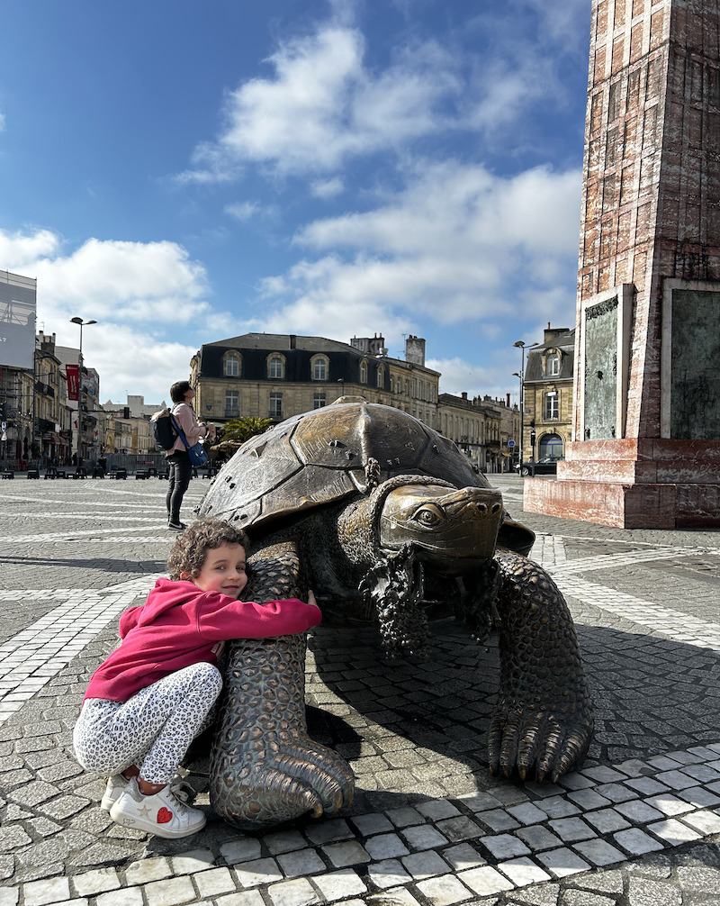 bambina e tartaruga