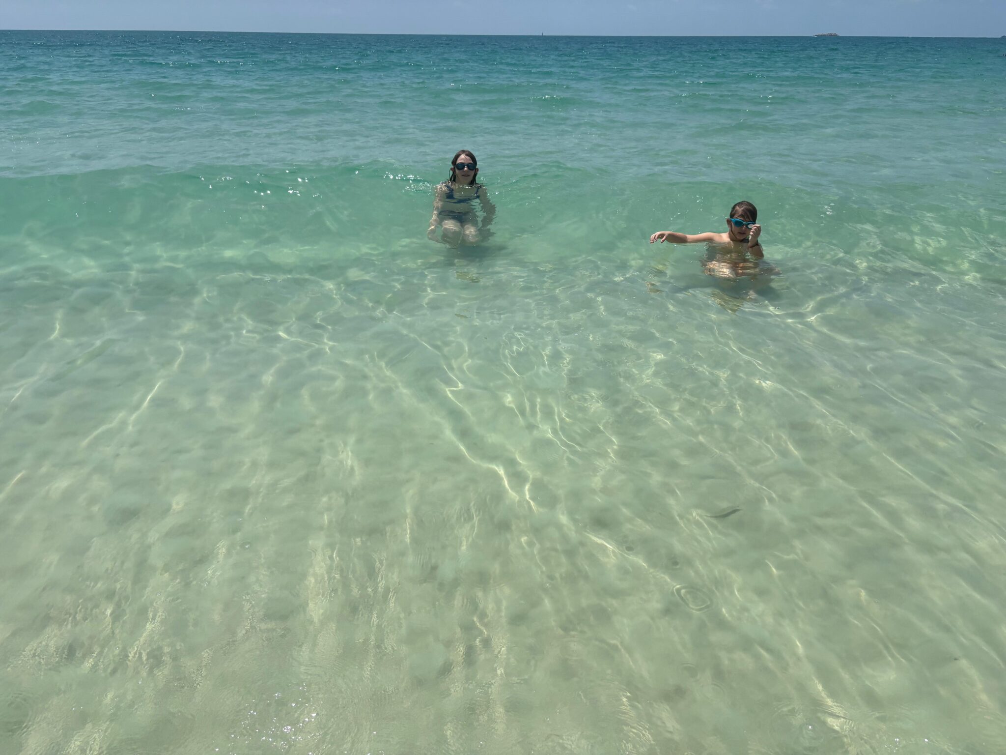 Le acque di Koh Samet, basse e turchesi, perfette per giocare