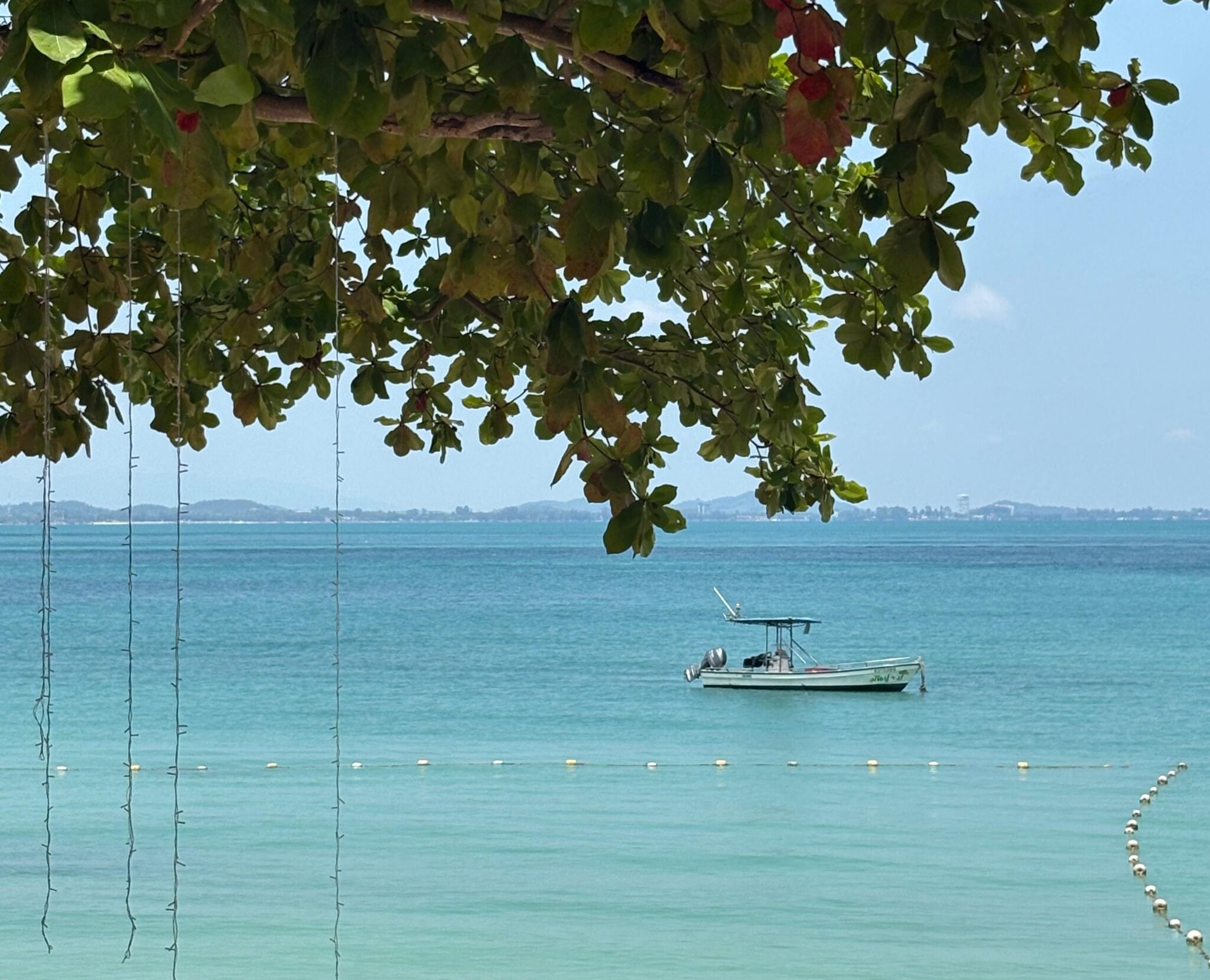 Vista dalla spiaggia di Koh Samet