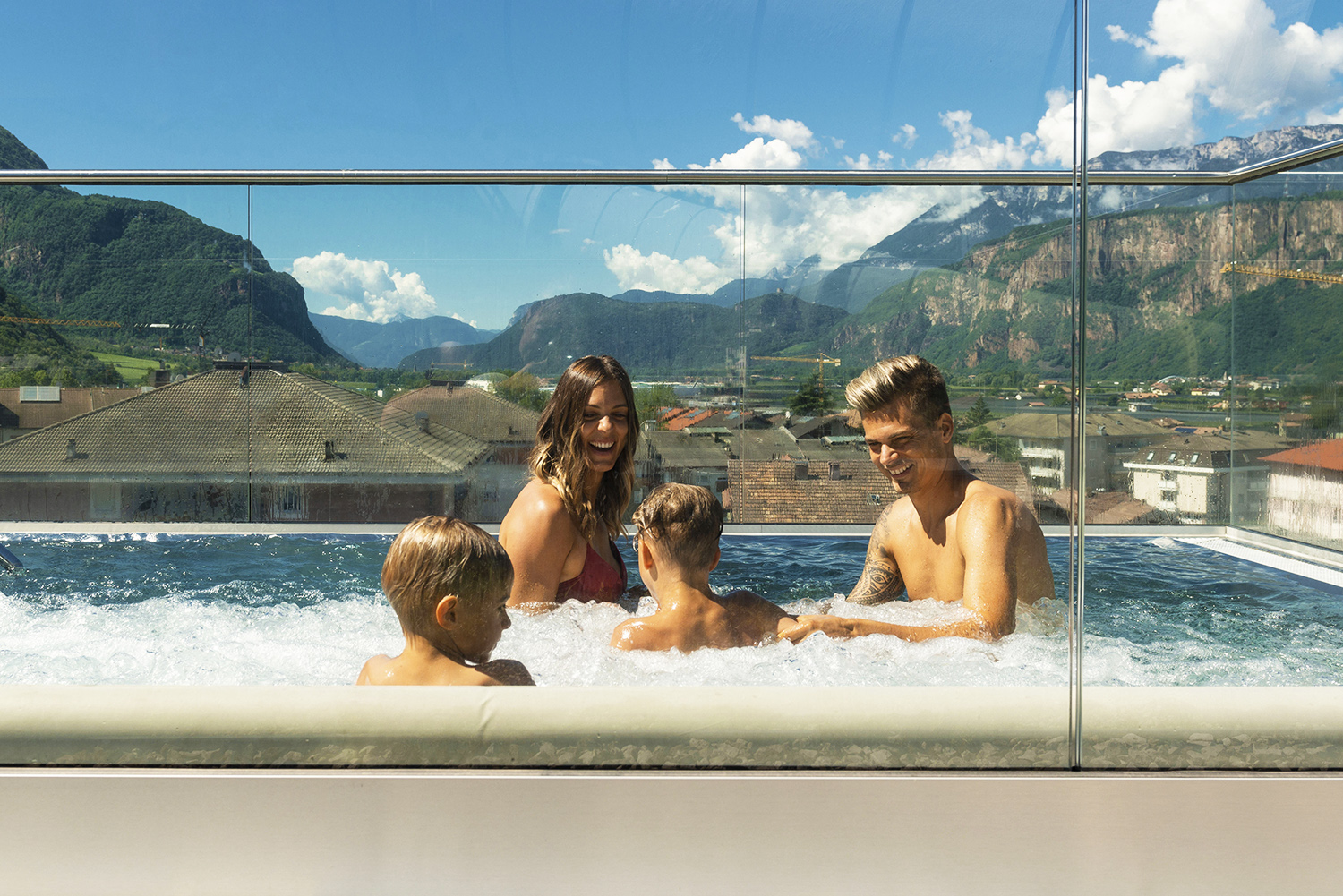 Hotel Ideal Park vicino Bolzano, idromassaggio per famiglie sul tetto