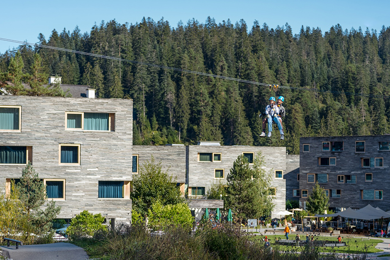 Papà e figlia sospesi © R. Thommen
