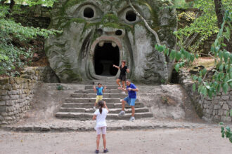 Famiglia al Sacro Bosco di Bomarzo © A. Pinto