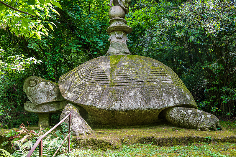 Statua della tartaruga ai Giardini di Bomarzo © faabi