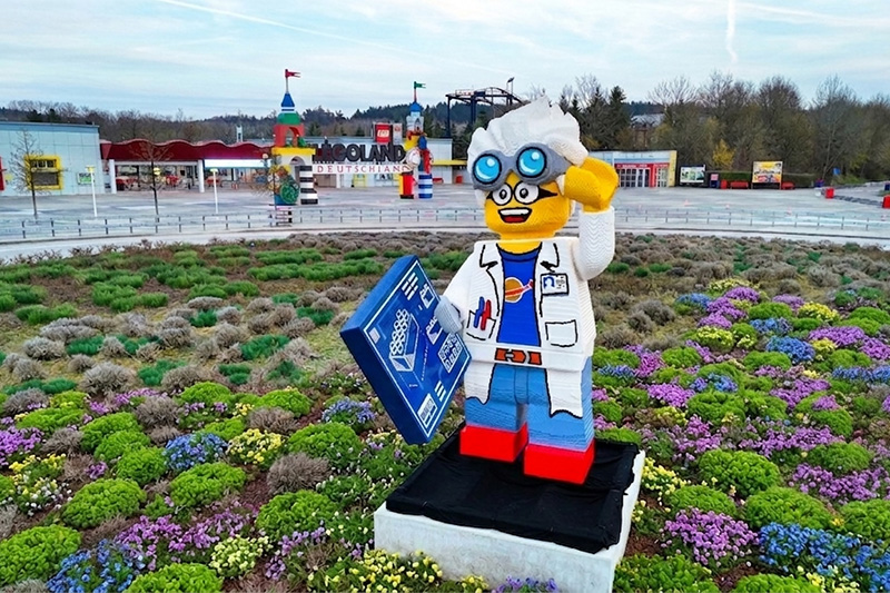 LEGOLAND® Deutschland Resort, l'installazione del Porfessor Brick all'ingresso