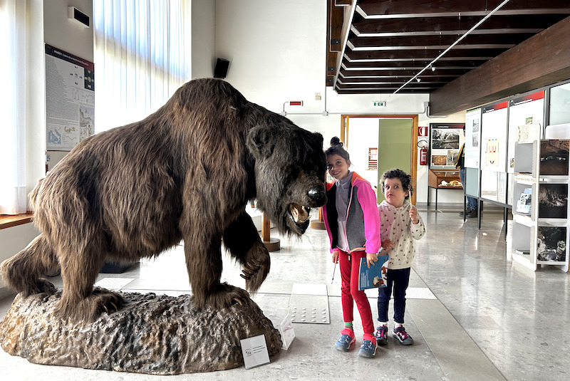museo grotta pradis orso delle caverne e bambine