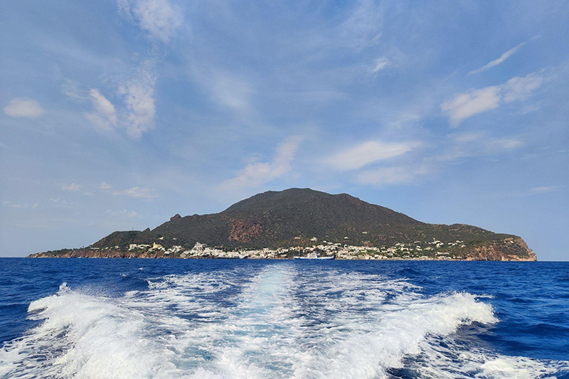 Vista dell'Isola di Panarea dal traghetto