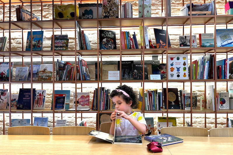 libri bambina biblioteca della sostenibilità