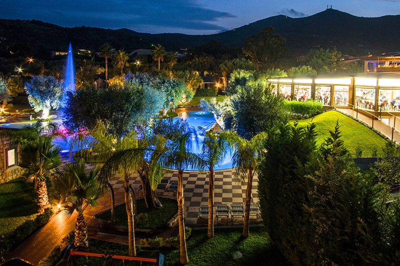Il villaggio Blue Marine Resort, panoramica di notte