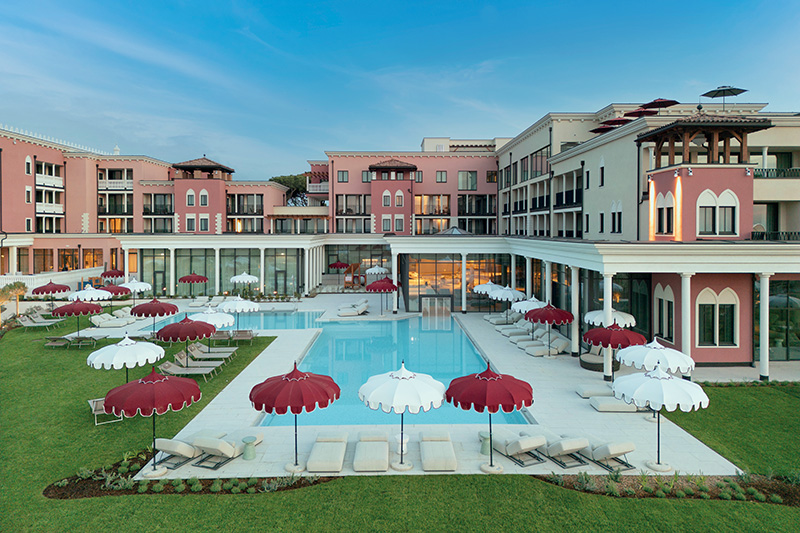 Cavallino Bianco Caorle-Venezia, piscina e architetture