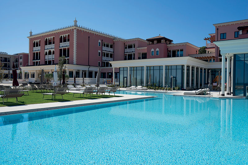 Relax in piscina al Cavallino Bianco Caorle-Venezia