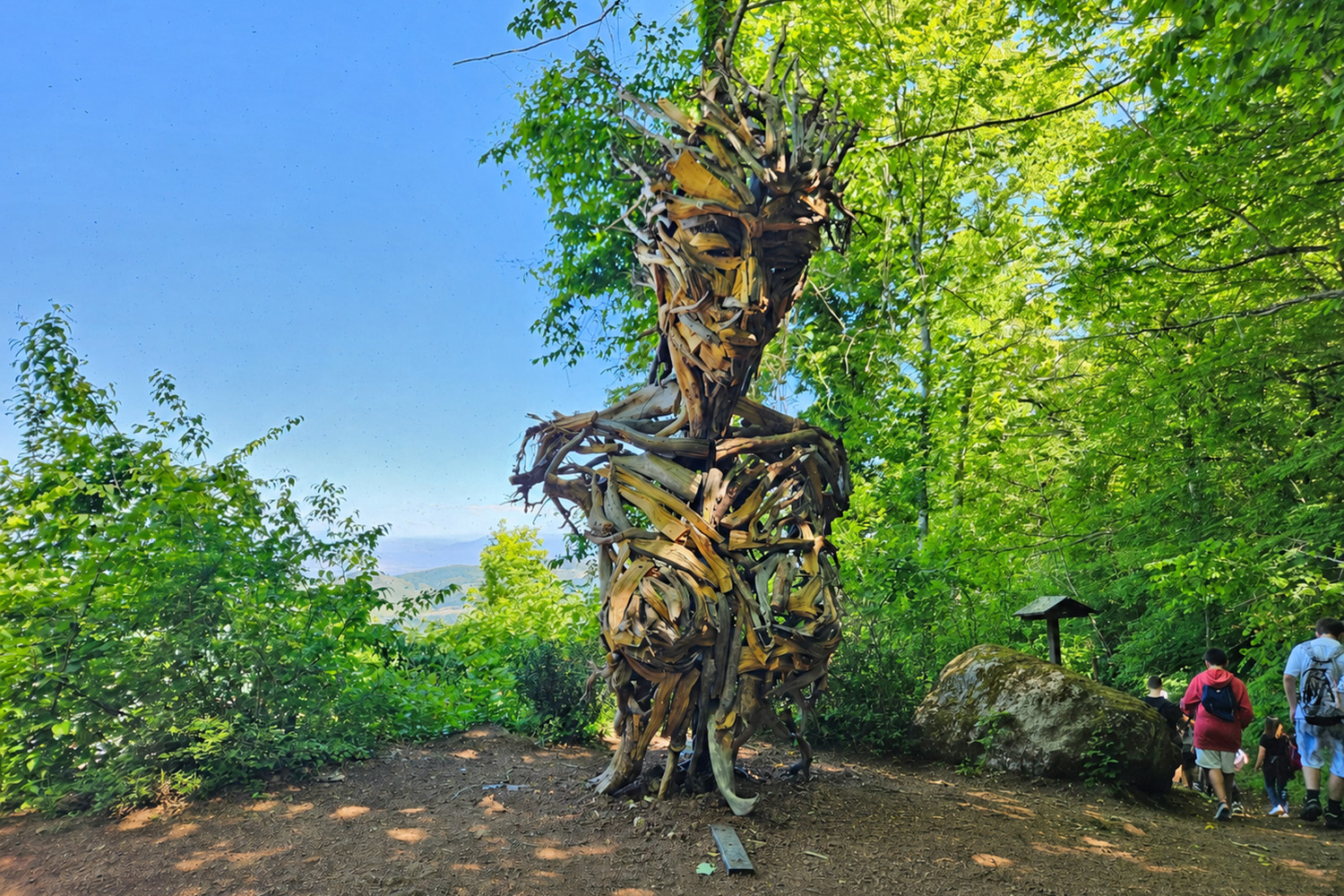 La scultura di Flora di Marco Martalar al Museo diffuso del bosco Rocca di Papa, ideale per bambini e famiglia