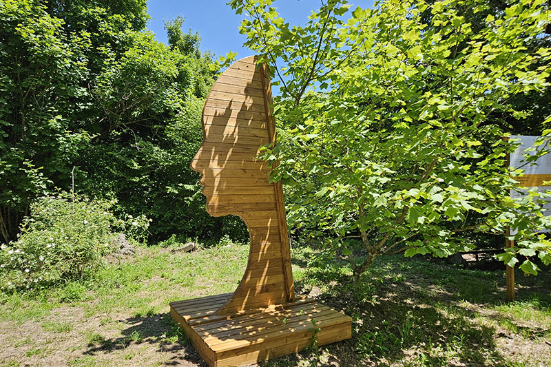 Testa tra le piante nel Museo diffuso del bosco Rocca di Papa,