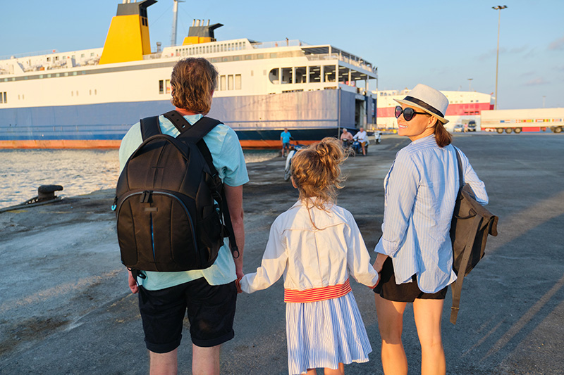 Famiglia in vacanza in traghetto