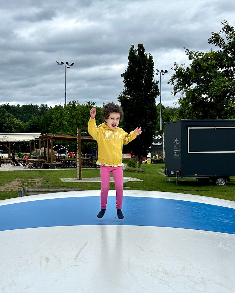 bambina tappeti elastici
