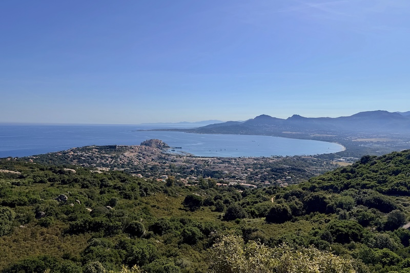 Panorama su Calvi e la su baia, da Notre-Dame de la Serra