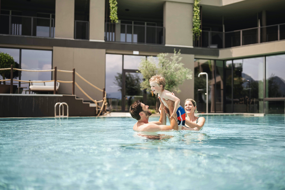 STROBLHOF Lake Garda Spa Resort sul Lago di Garda per famiglie, famiglia in piscina ph Hannes Niederkofler
