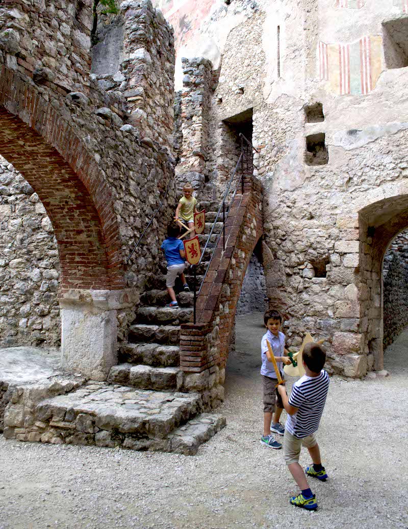 bambini cavalieri castello di Avio