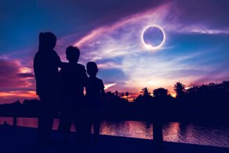 Eclissi solare con i bambini © Depositphotos