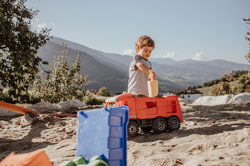 Sabbiera con giochi per bimbi nel grande parco del Das Mühlwald Resort