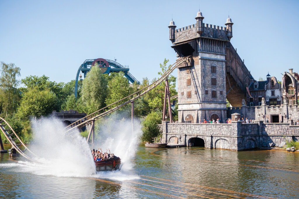 De Vliegende Hollander, attrazione acquatica per famiglie con bambini a Efteling in estate
