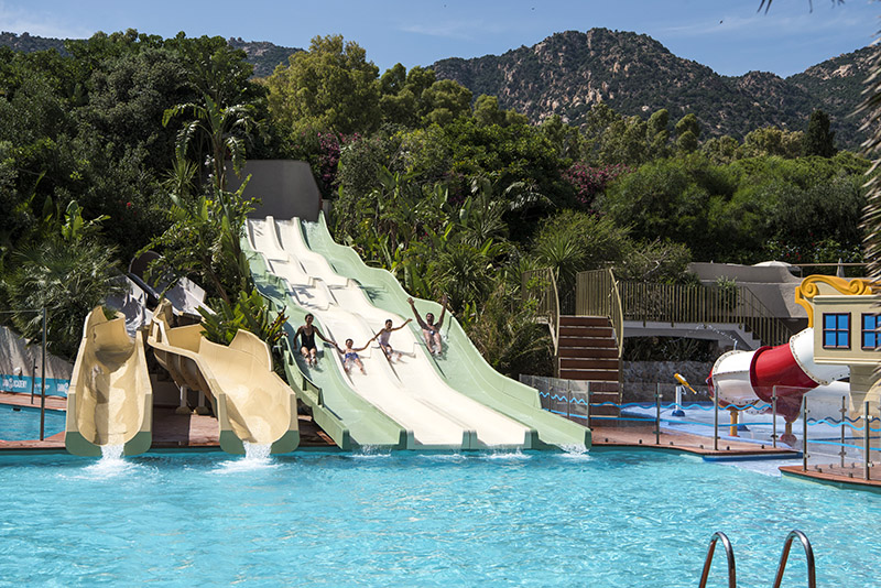 Acquapark con scivoli al Forte Village di Pula