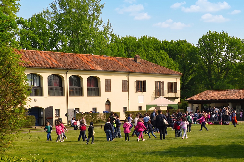 Cascina Le Vallere con i bambini nell'omonimo parco