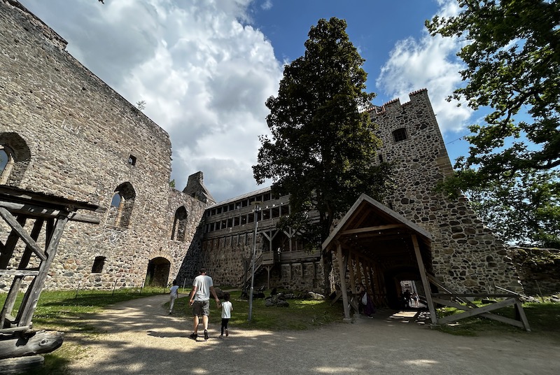castello ordine livoniano con bambini lettonia