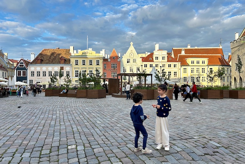 piazza del municipio con bambine a Tallinn