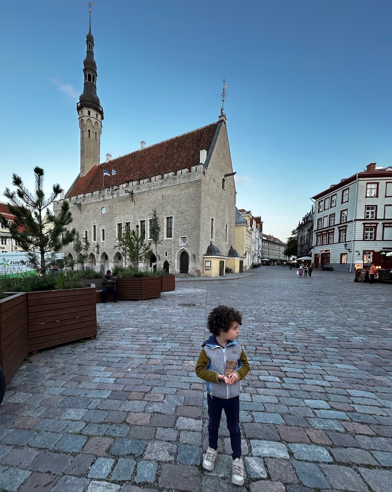 città vecchia tallinn con bambina