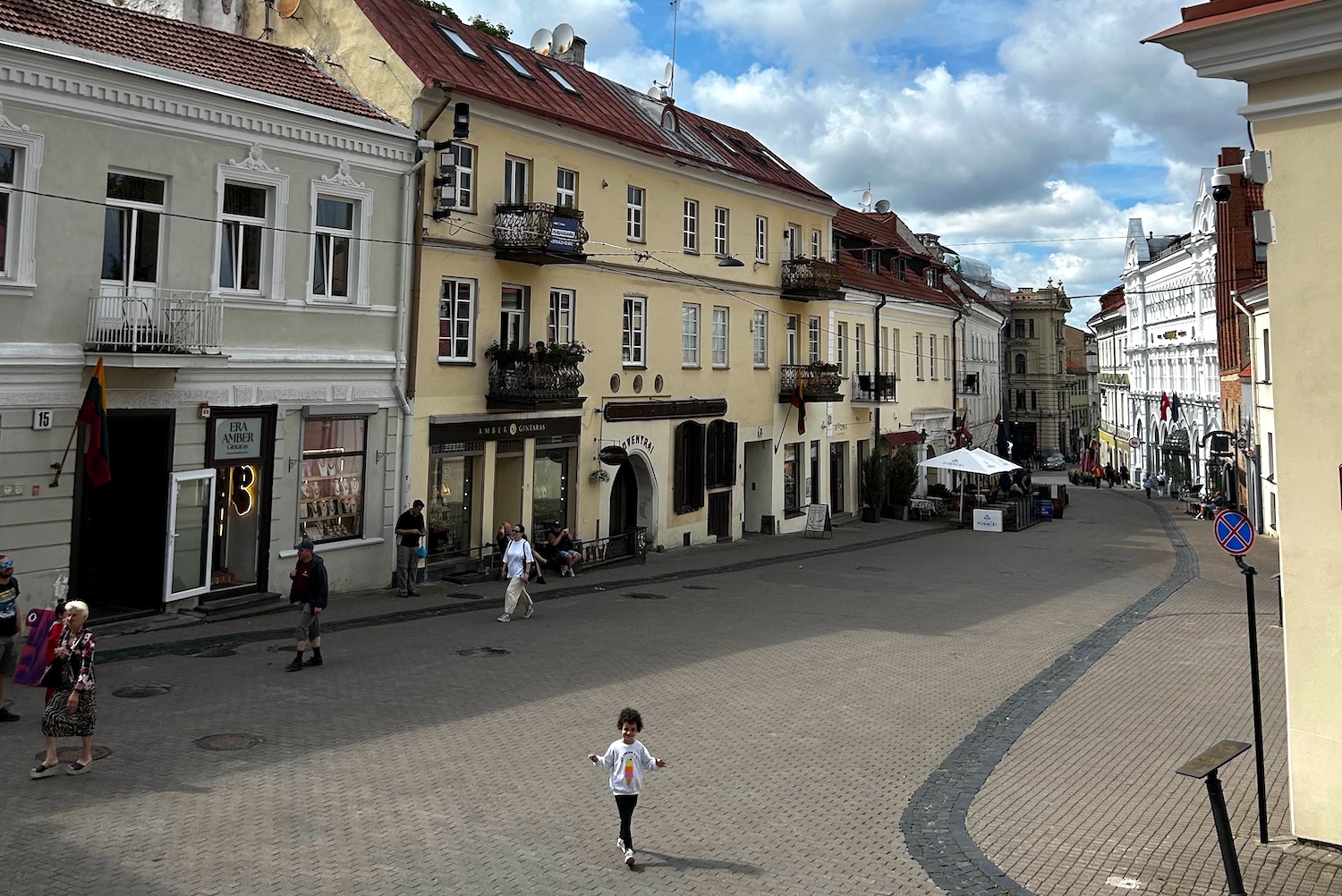 centro storico Vilnius con bambina