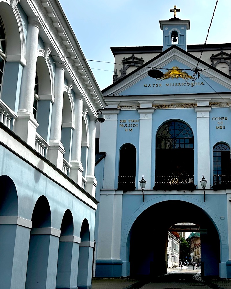 porta dell'aurora vilnius con bambini