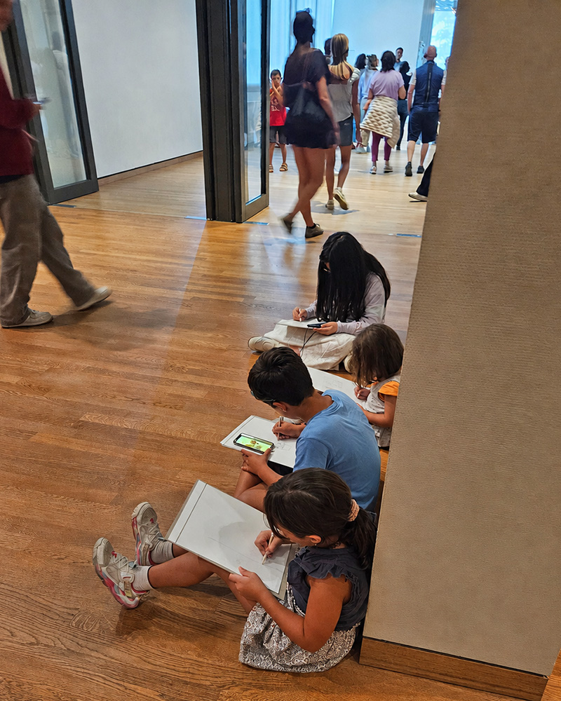 Bambini all'opera al Van Gogh Museum