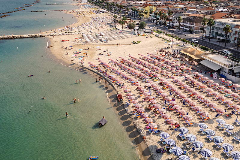 Spiaggia e stabilimenti balneari © Alessandro Plescia
