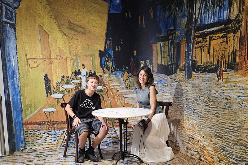 Installazione de La terrazza del caffè di notte