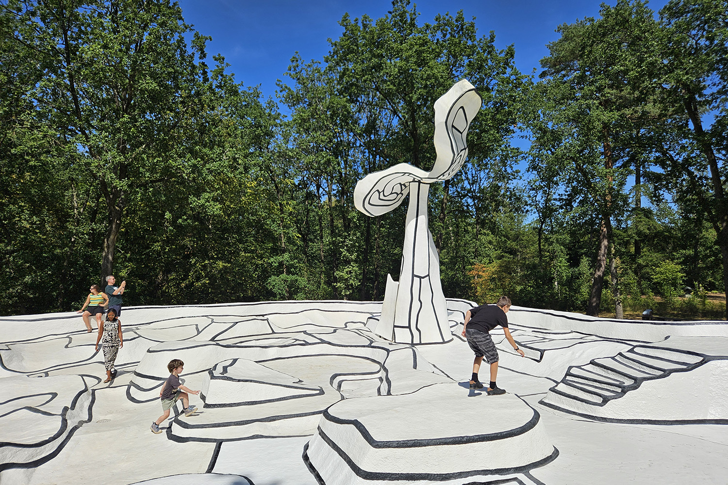 Giardino monumentale del museo Kroller-Müller a Hoge Veluwe con i bambini, il giardino smaltato