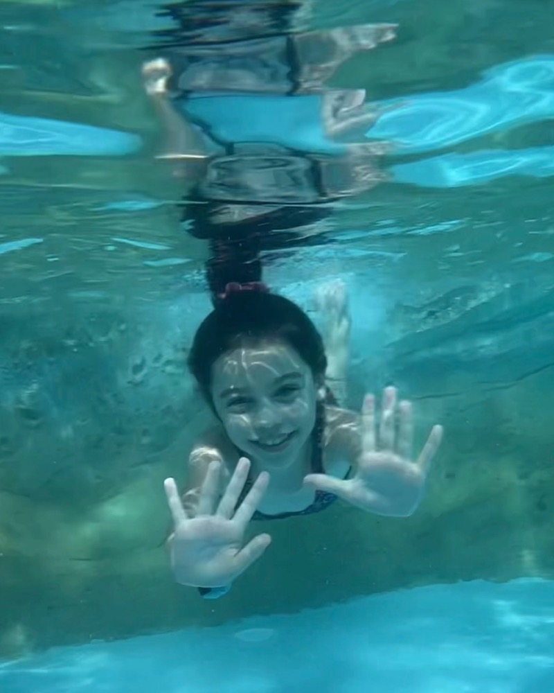 bambina sotto acqua