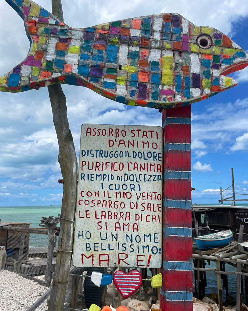Cartello lungo la Ciclabile dei Trabocchi in Abruzzo
