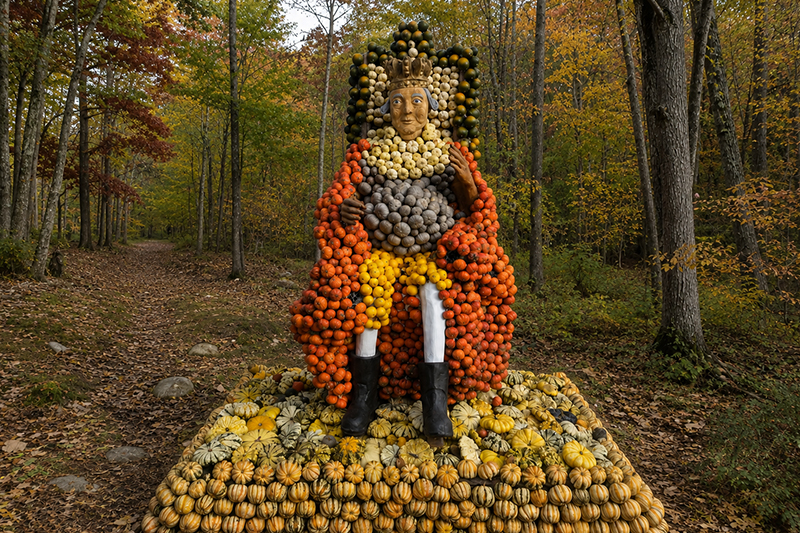 Scultura di un re sul trono realizzata interamente con le zucche, Castello del Pozzo