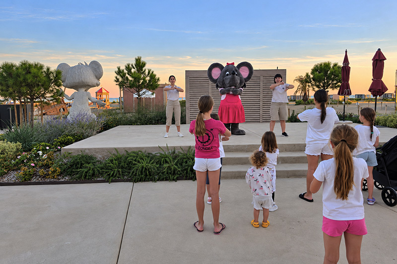 Baby Dance e musica con le mascotte del Cavallino Bianco