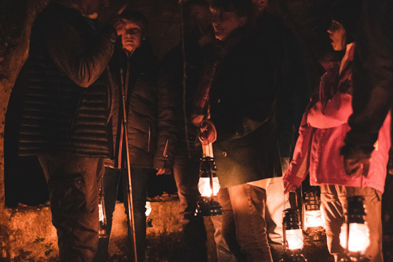 Lanternata nel bosco di notte