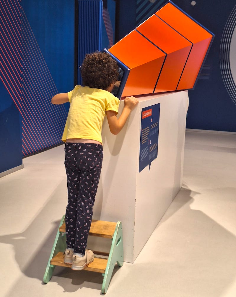 stanza vista città bambini e ragazzi bambina con canocchiale