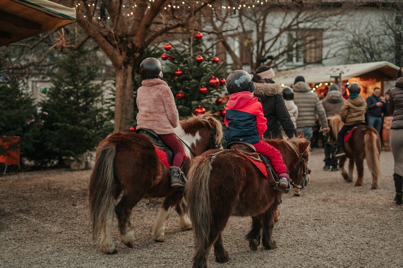 Lana: mercatino di Natale "Polvere di Stelle". Le passeggiate sui pony © lanaregion.it_Franziska Unterholzner