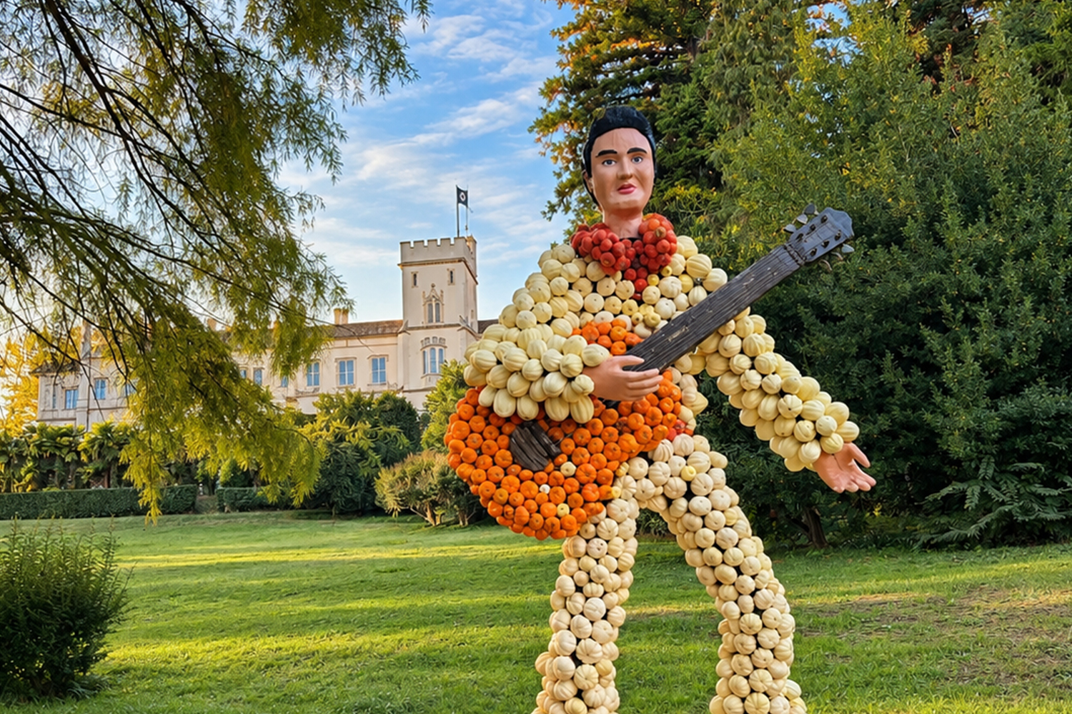 Castello delle Zucche, Castello del Pozzo, scultura di Elvis