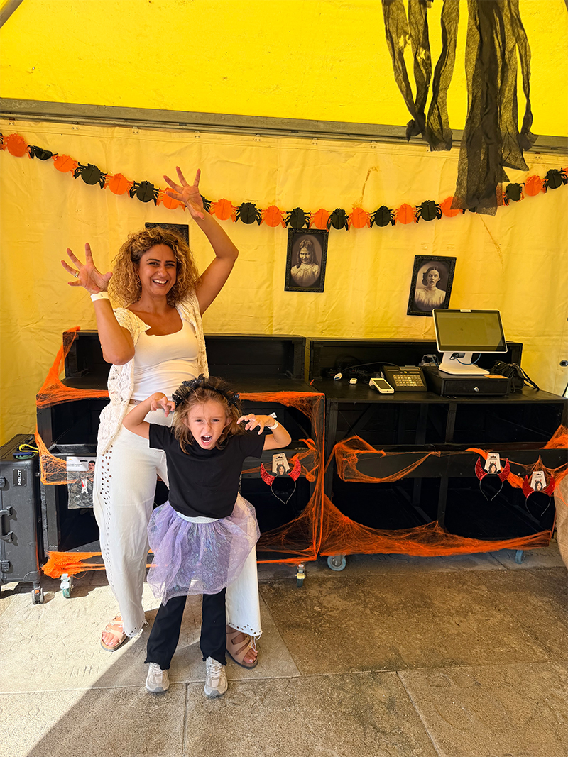 Mamma e figlia durante la visita di Halloween a Cinecittà World