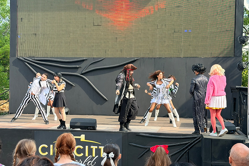 Show di benvenuto a Halloween a Cinecittà World con performer in costume