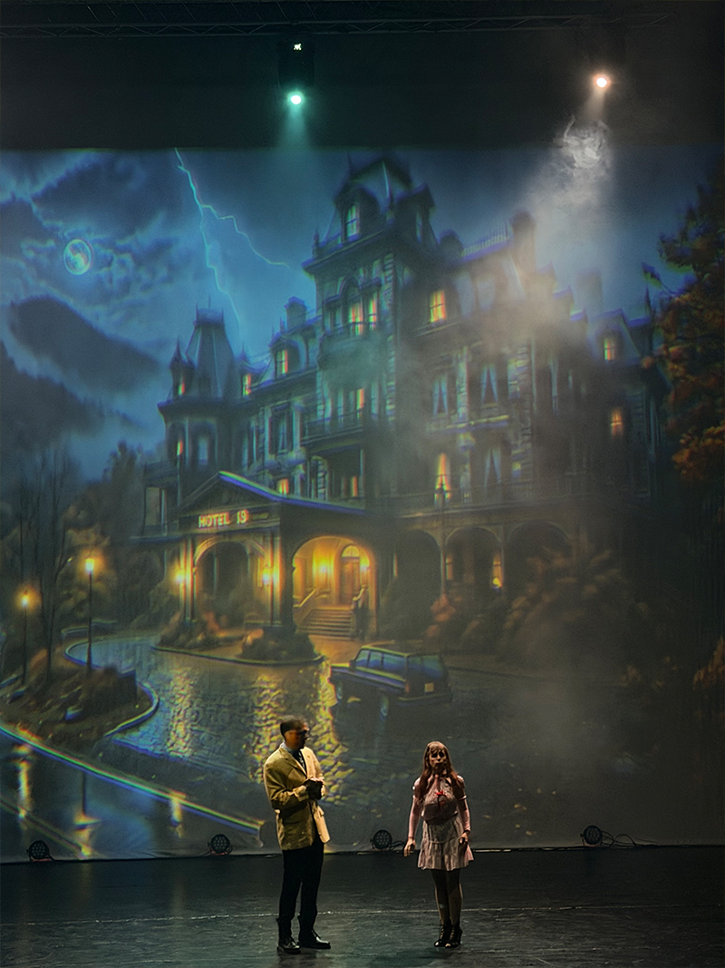 Spettacolo teatrale di Halloween con musica e coreografie a Cinecittà World