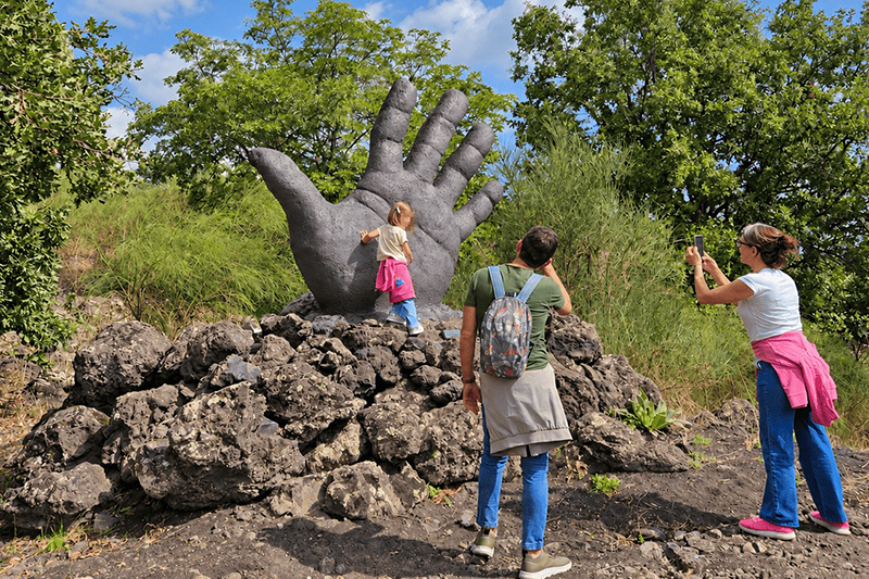 Mano gigante al Parco dei Miti