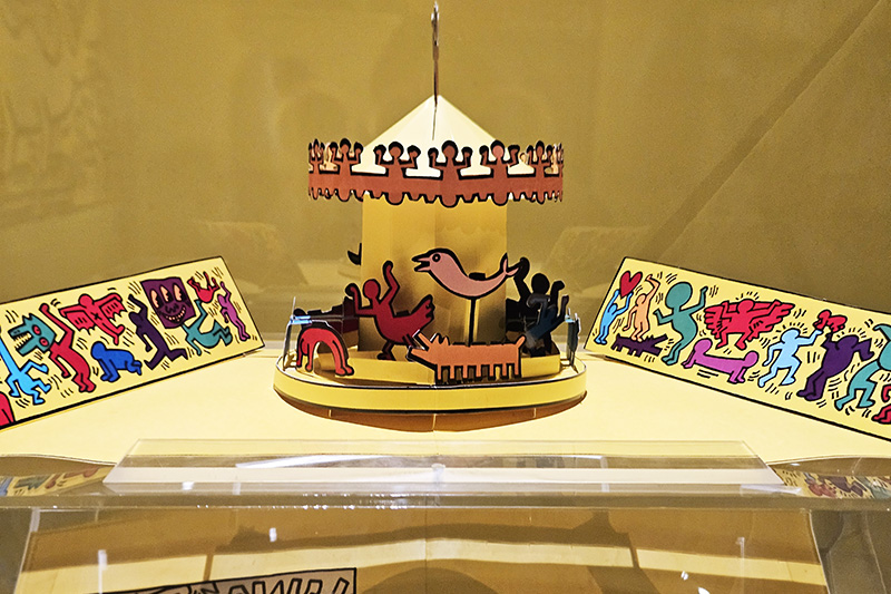 Giostra progettata da Keith Haring