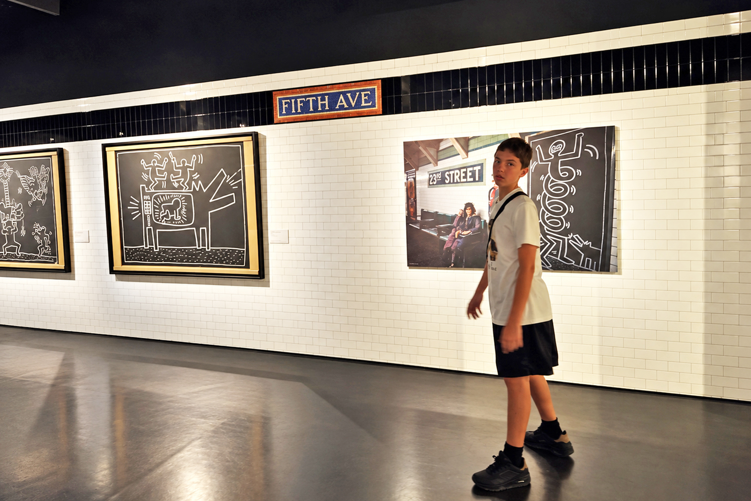 Visita alla mostra di Keith Haring con adolescenti, ricostruzione dei graffiti in metropolitana